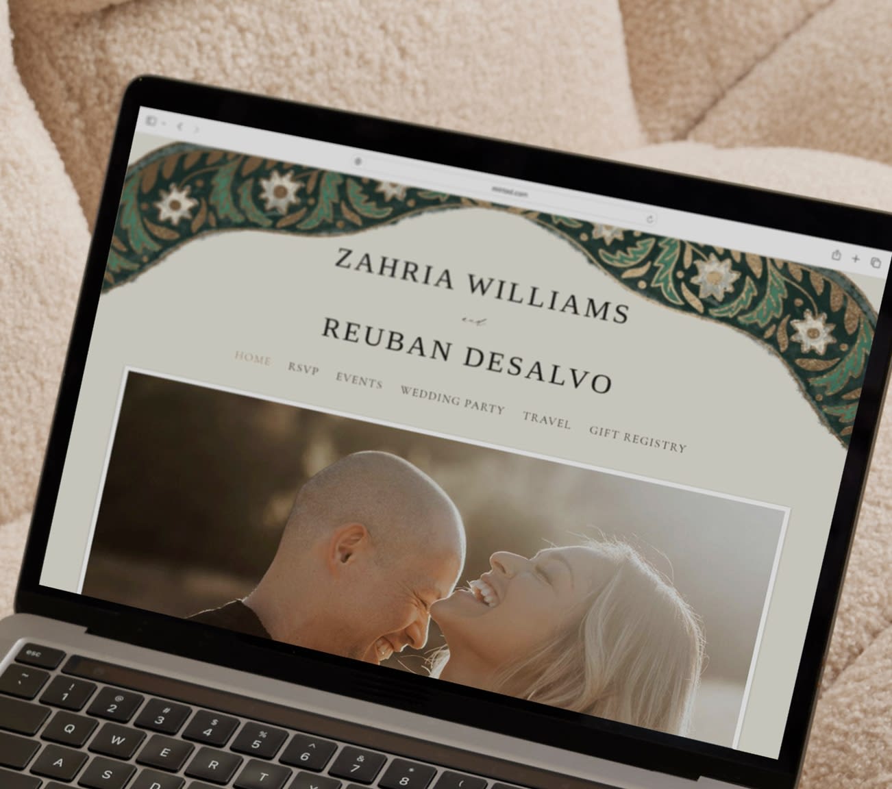 Browse free wedding websites >